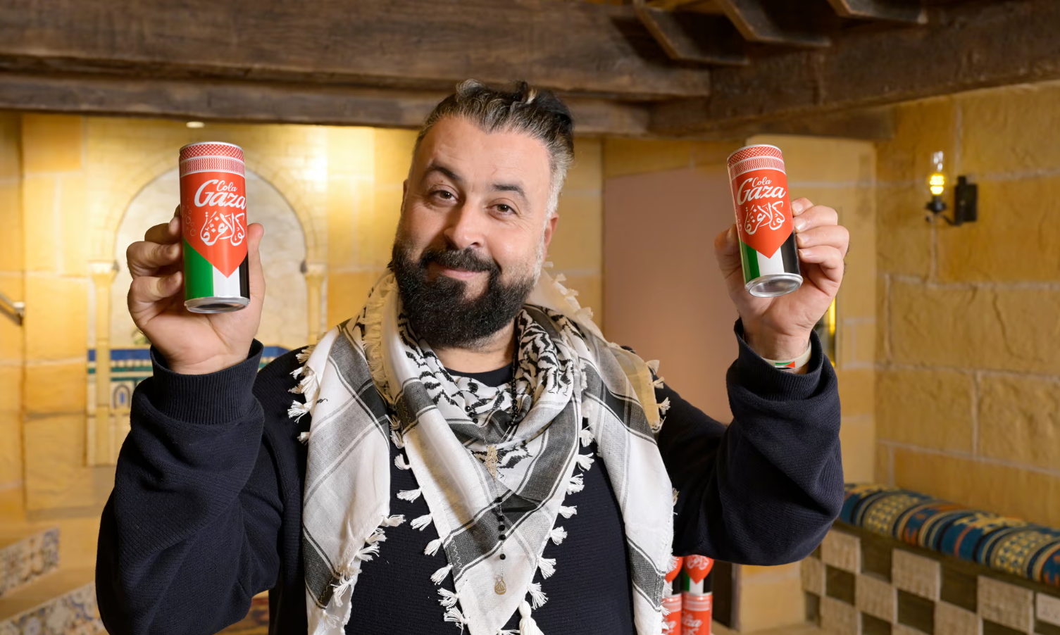 Fotografia de Osama Qashoo, creador de la Gaza Cola